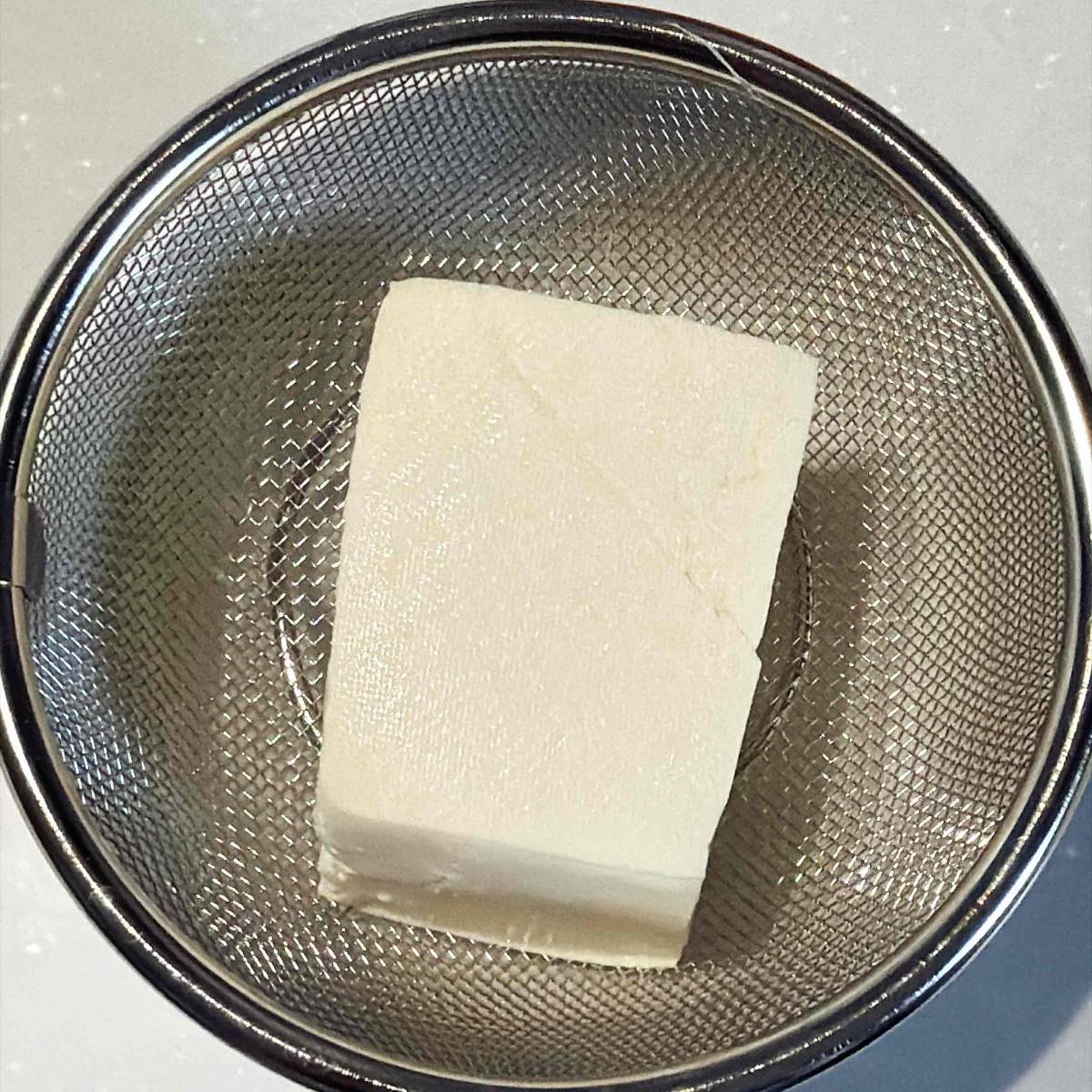 JAグループ公式の「キュウリ人参スティックの豆腐ツナ味噌ディップ添え」のレシピ