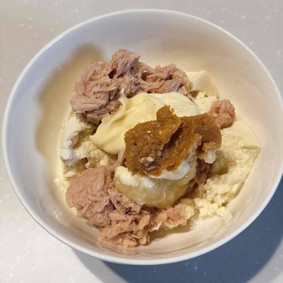 JAグループ公式の「キュウリ人参スティックの豆腐ツナ味噌ディップ添え」のレシピ