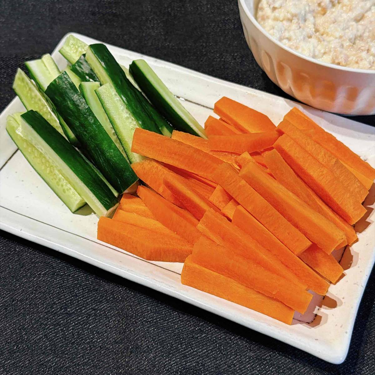 JAグループ公式の「キュウリ人参スティックの豆腐ツナ味噌ディップ添え」のレシピ