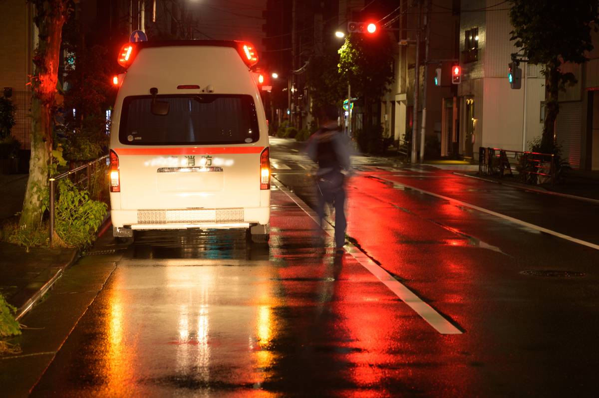 夜間に出動する救急車