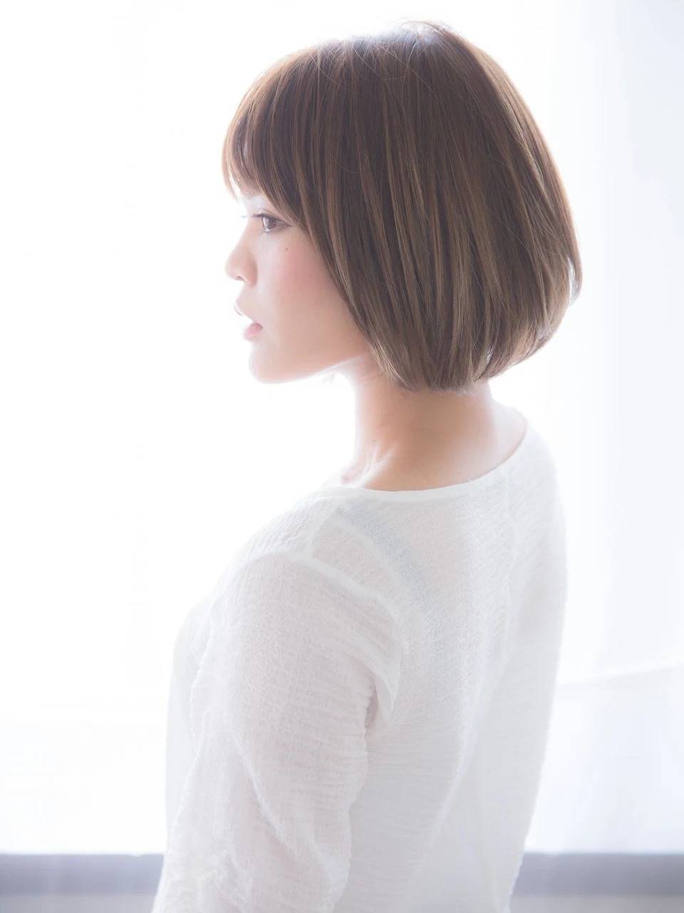 グレージュカラーのストレートボブ