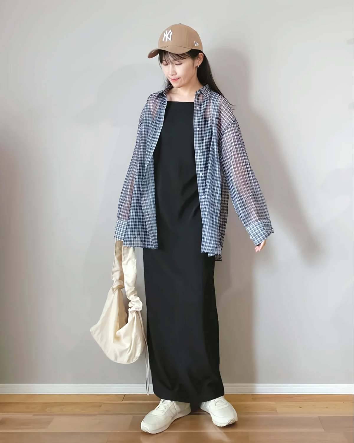 黒ワンピース×チェック柄シアーシャツ