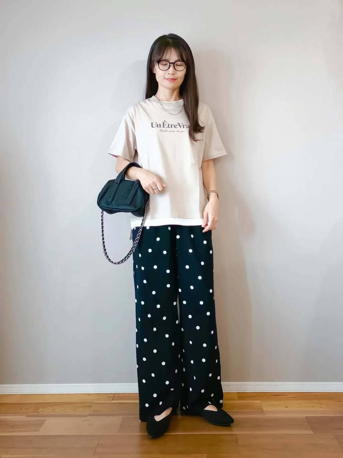 ベージュTシャツ×ドット柄パンツ