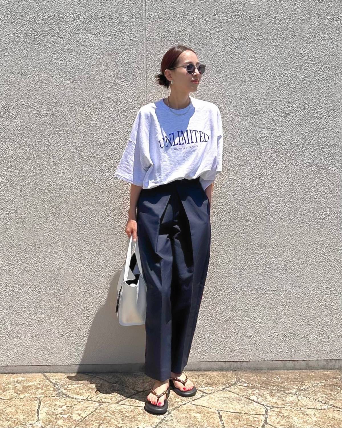 ロゴTシャツ×タックパンツ