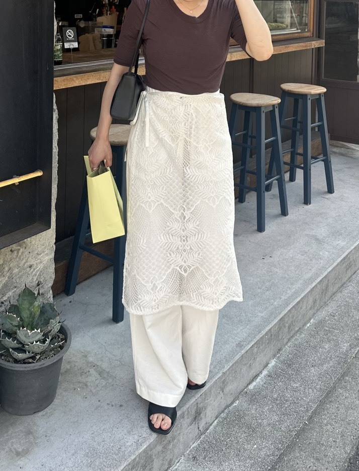 ホワイトリネンパンツ×腰巻きレーススカーフコーデ