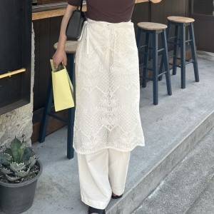 涼しげで華やか。今季は腰巻きが正解「ホワイトリネンパンツ×レーススカーフ」コーデ