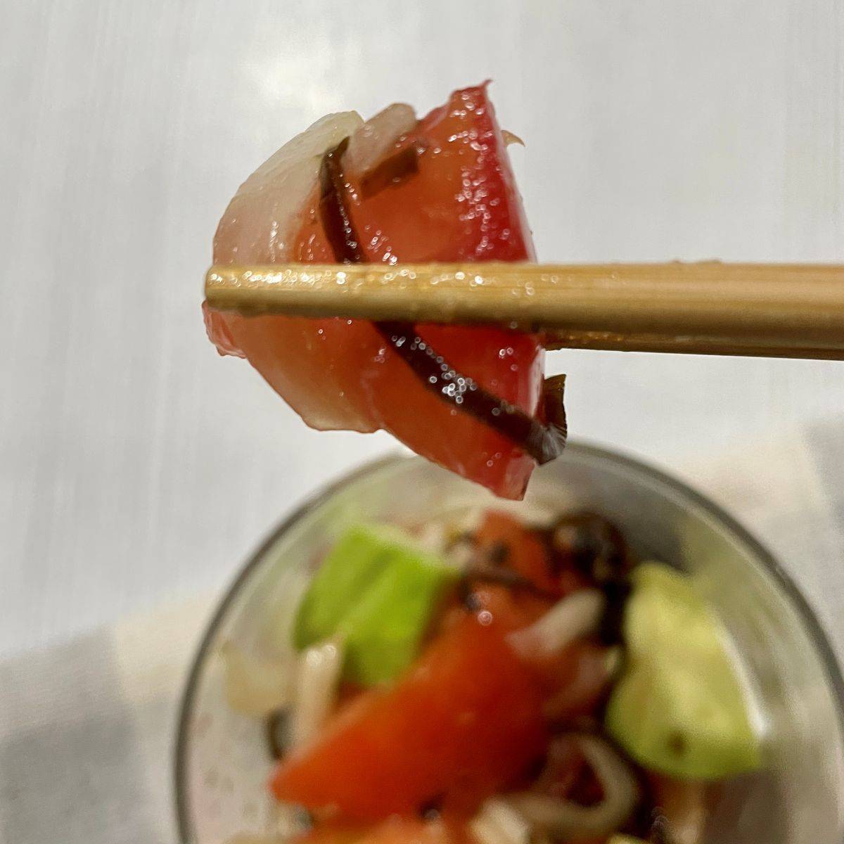 くらこん公式の「塩こんぶでトマトとアボカドのサラダ」のレシピ