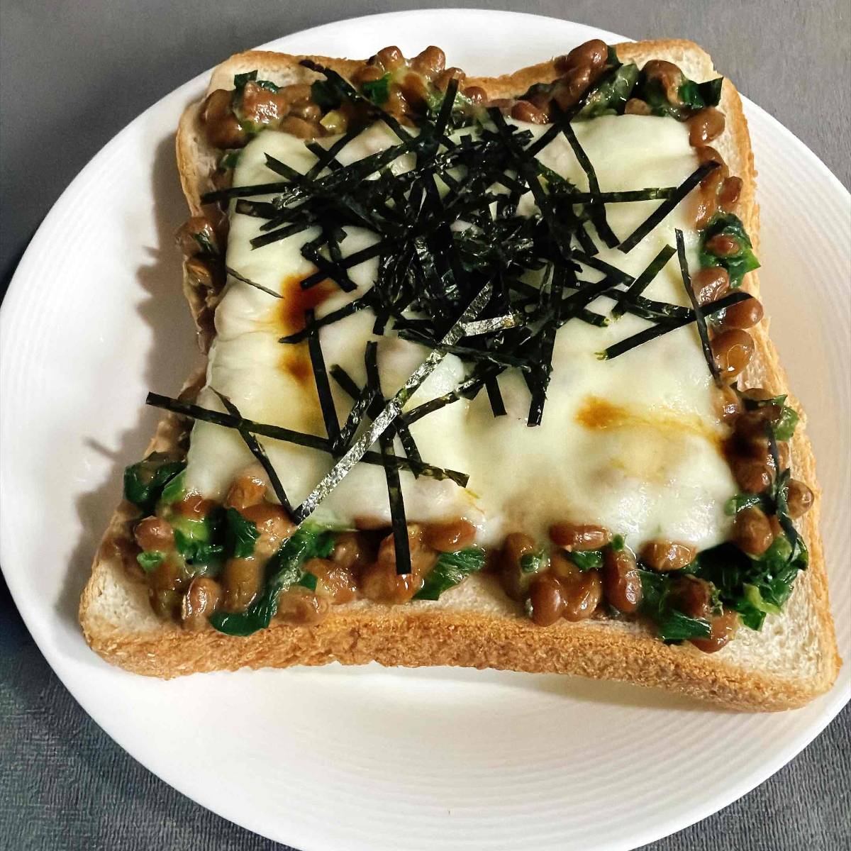 JAグループ公式の「納豆とニラの和風チーズトースト♪」のレシピ