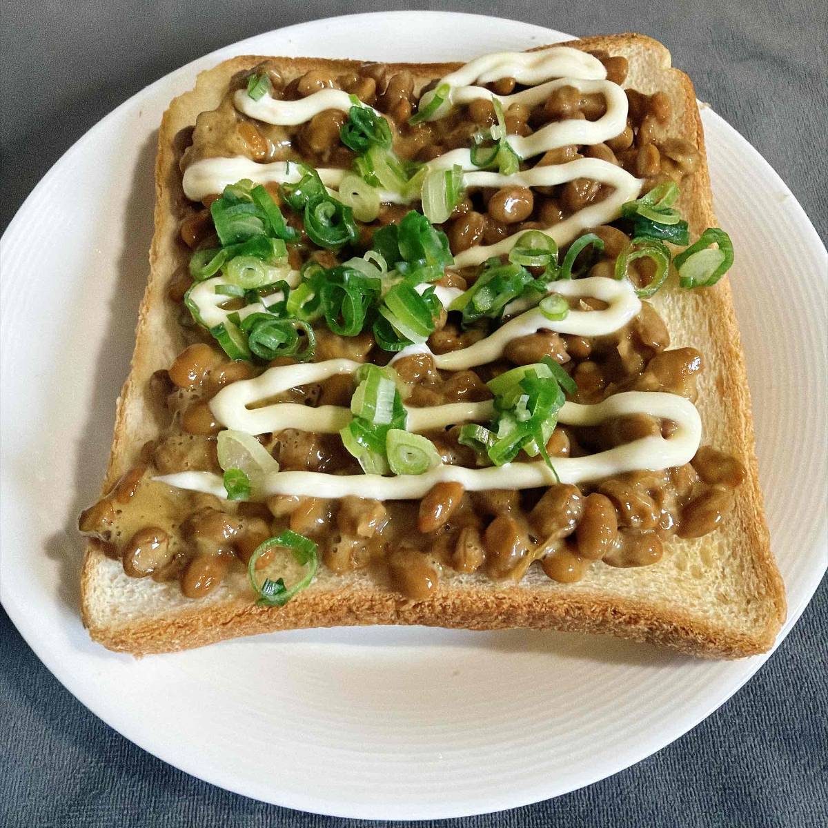 タカノフーズ公式の「納豆チーズトースト」のレシピ