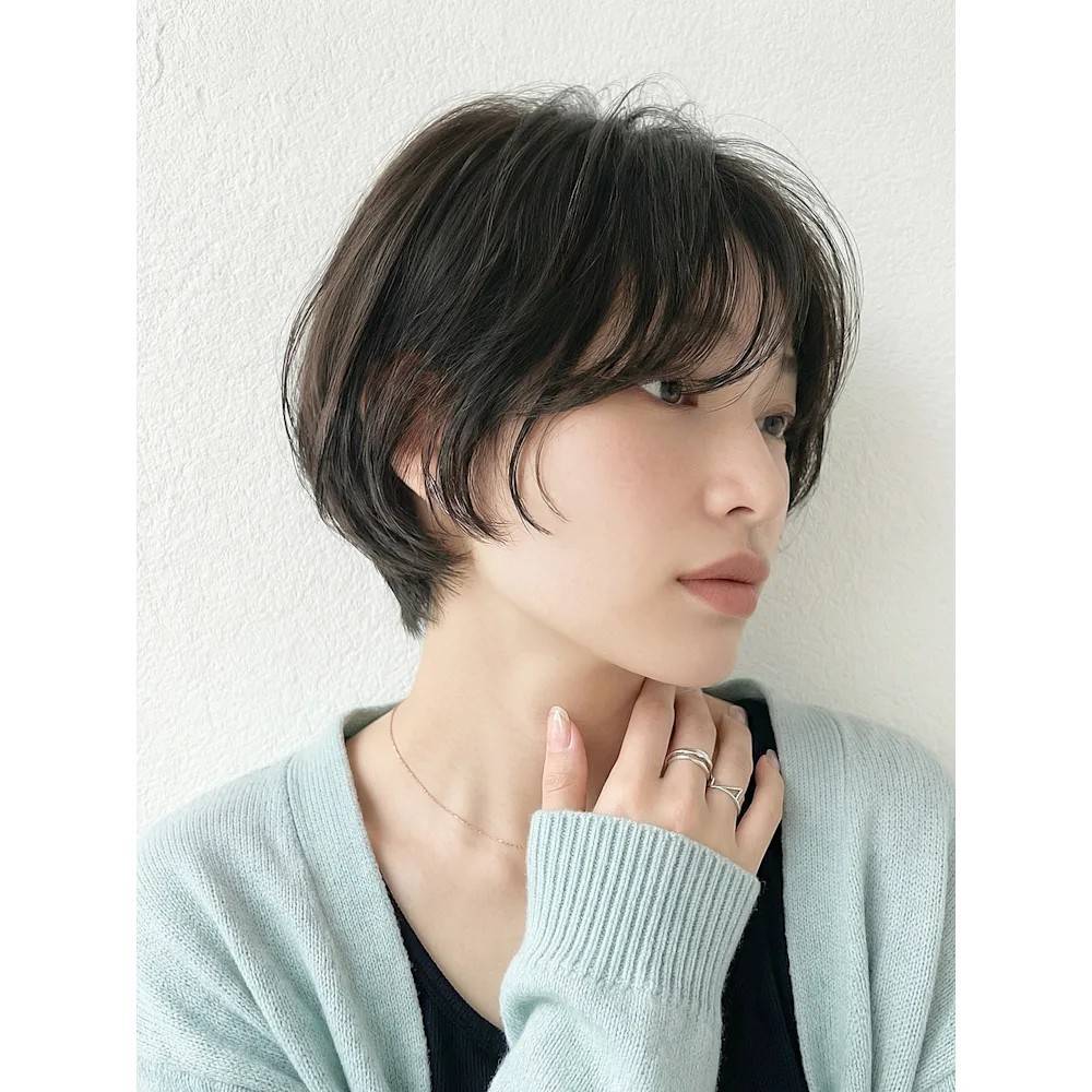 オリーブベージュの丸みショート