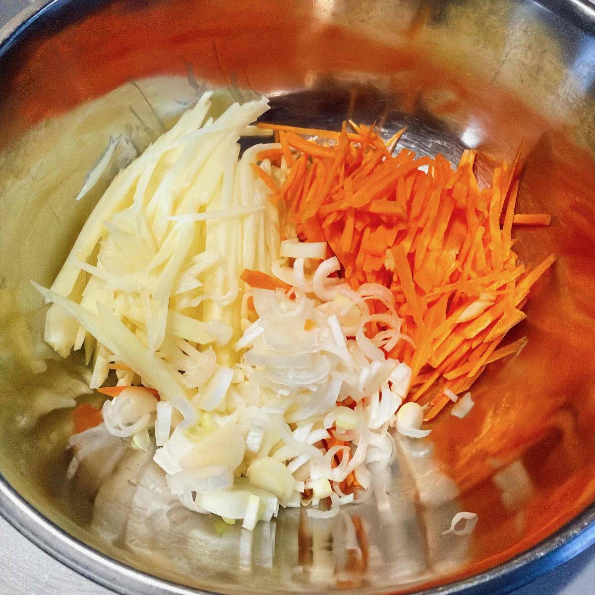 タカノフーズ公式の「じゃがいもとにんじんの納豆チヂミ」のレシピ