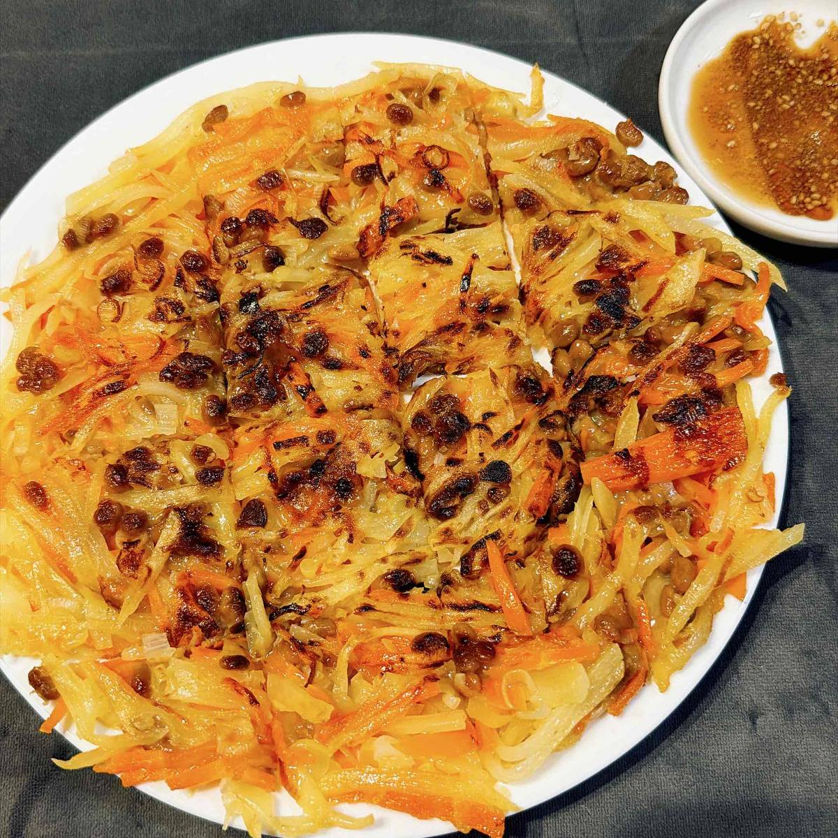 タカノフーズ公式の「じゃがいもとにんじんの納豆チヂミ」のレシピ