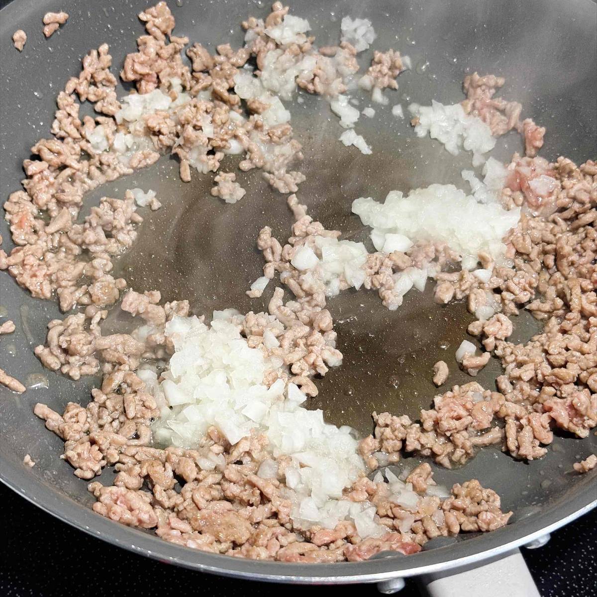 マルちゃん公式の「みんな大好き！フライパン1つ【焼そばボロネーゼ】」のレシピ