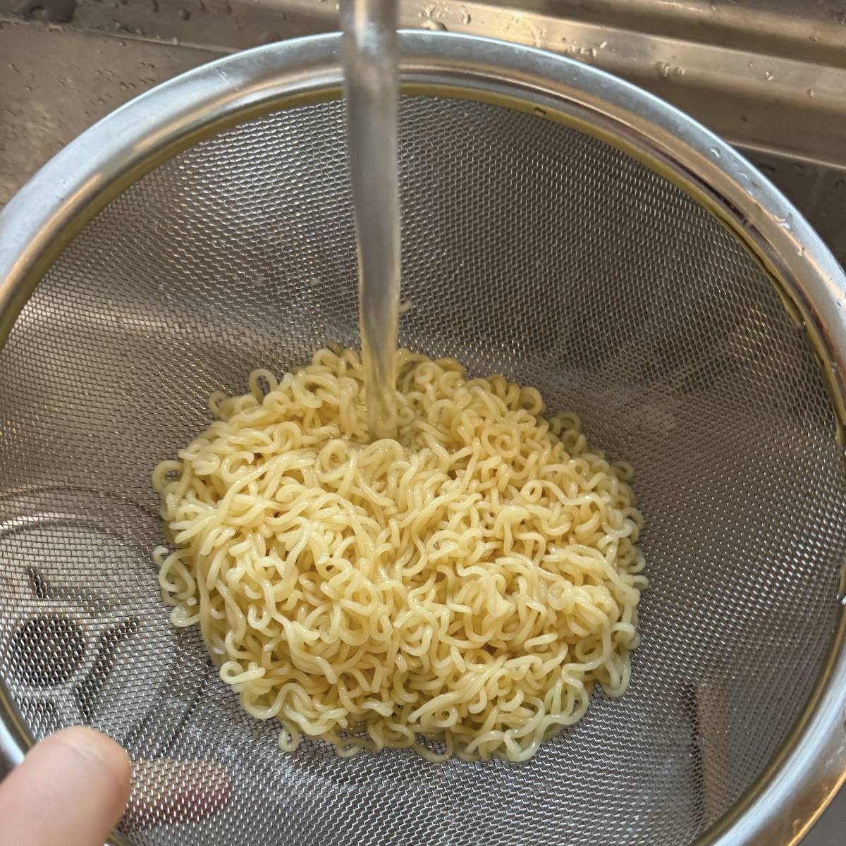 サッポロ一番公式の「ごまと薬味が香る！冷やしるラーメン」のレシピ