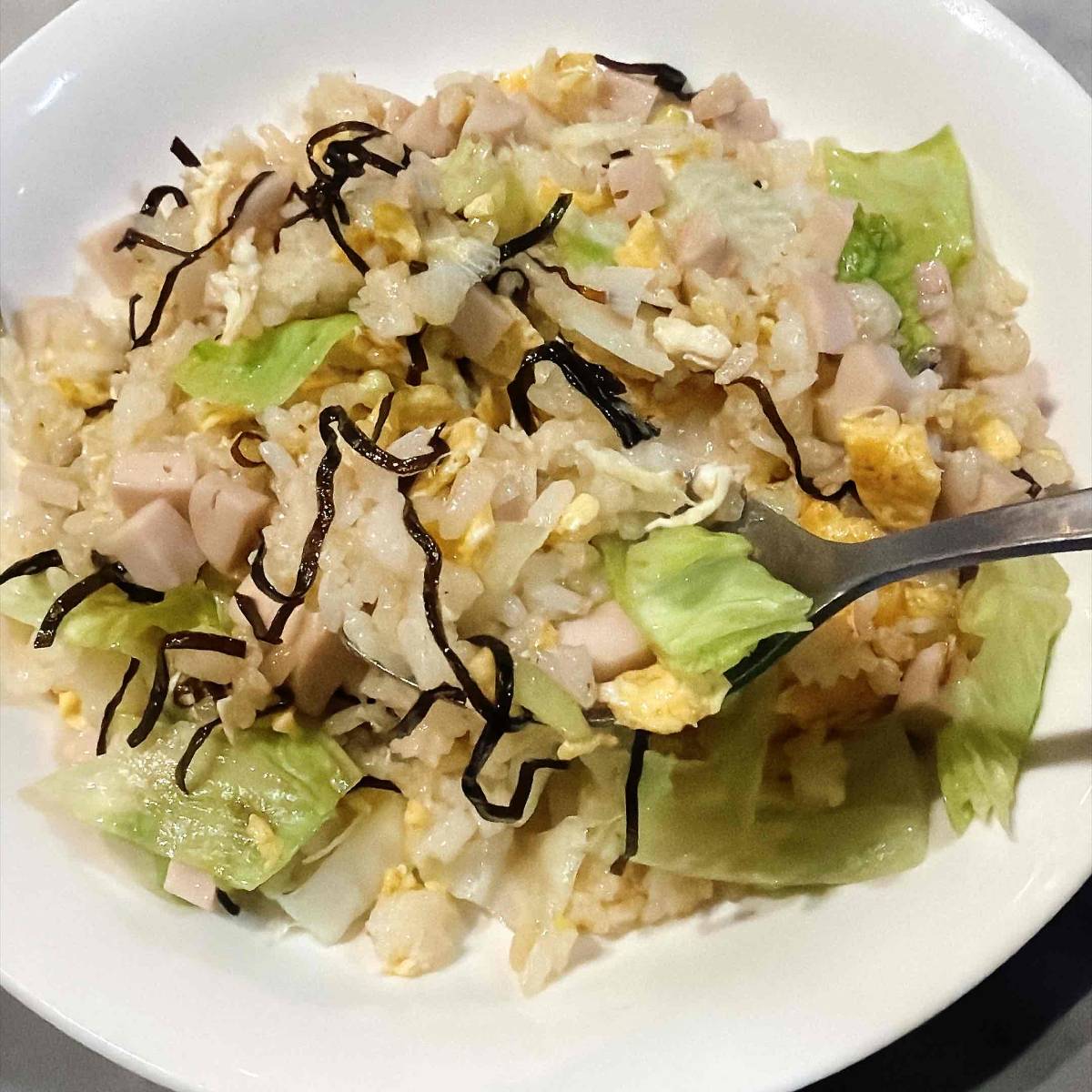 ふじっ子公式の「ふじっ子入りレタス炒飯」のレシピ