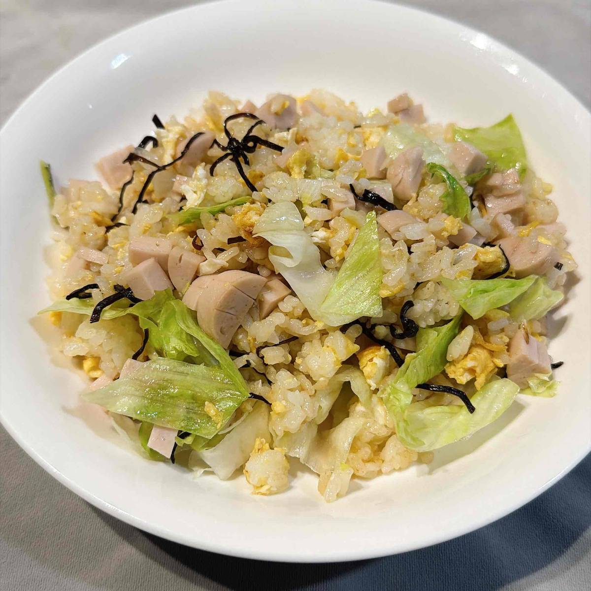 ふじっ子公式の「ふじっ子入りレタス炒飯」のレシピ