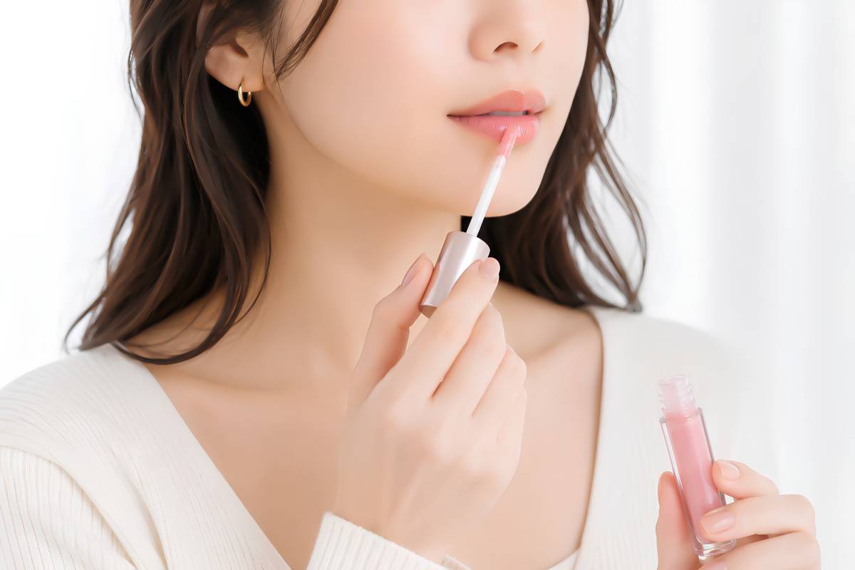 リッププランパーを塗る女性