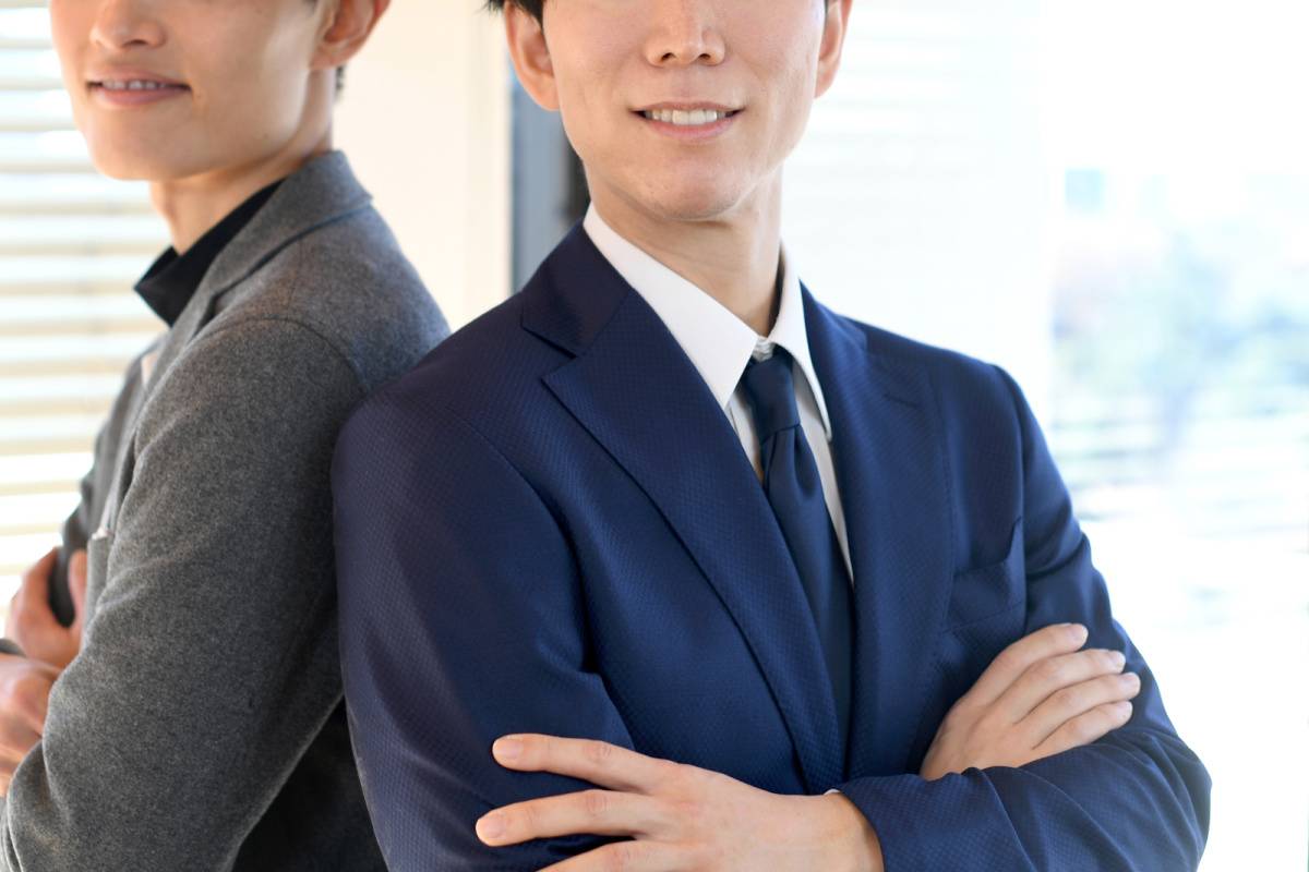 腕組みをする人