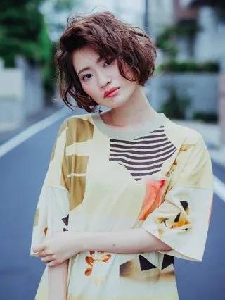 カールが強いボブ