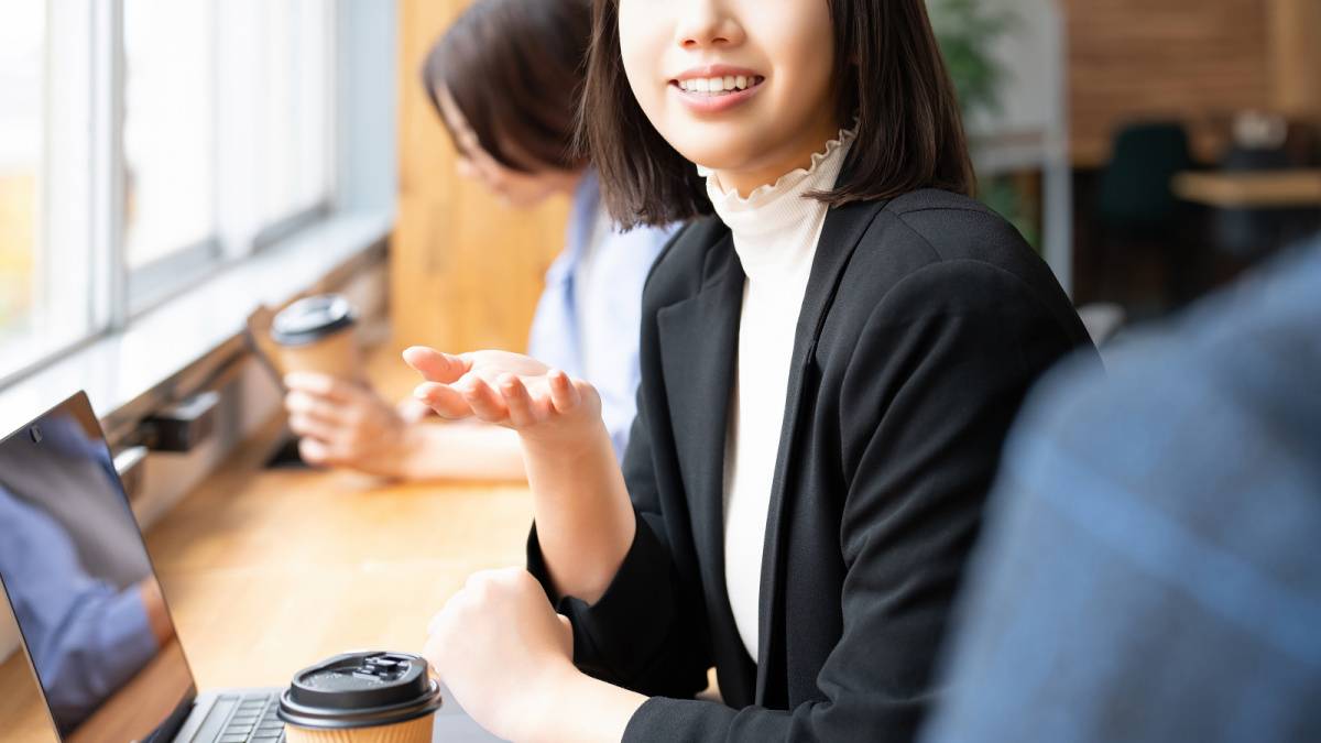 話す人
