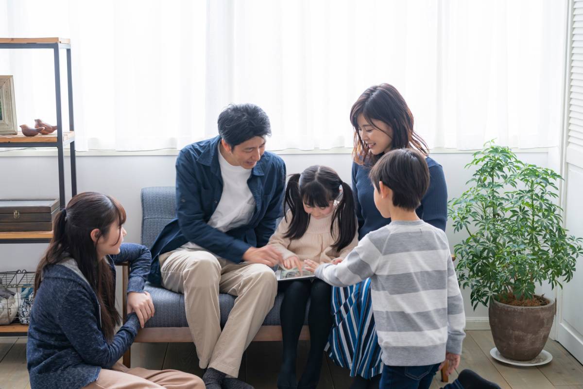 タブレットを見る人