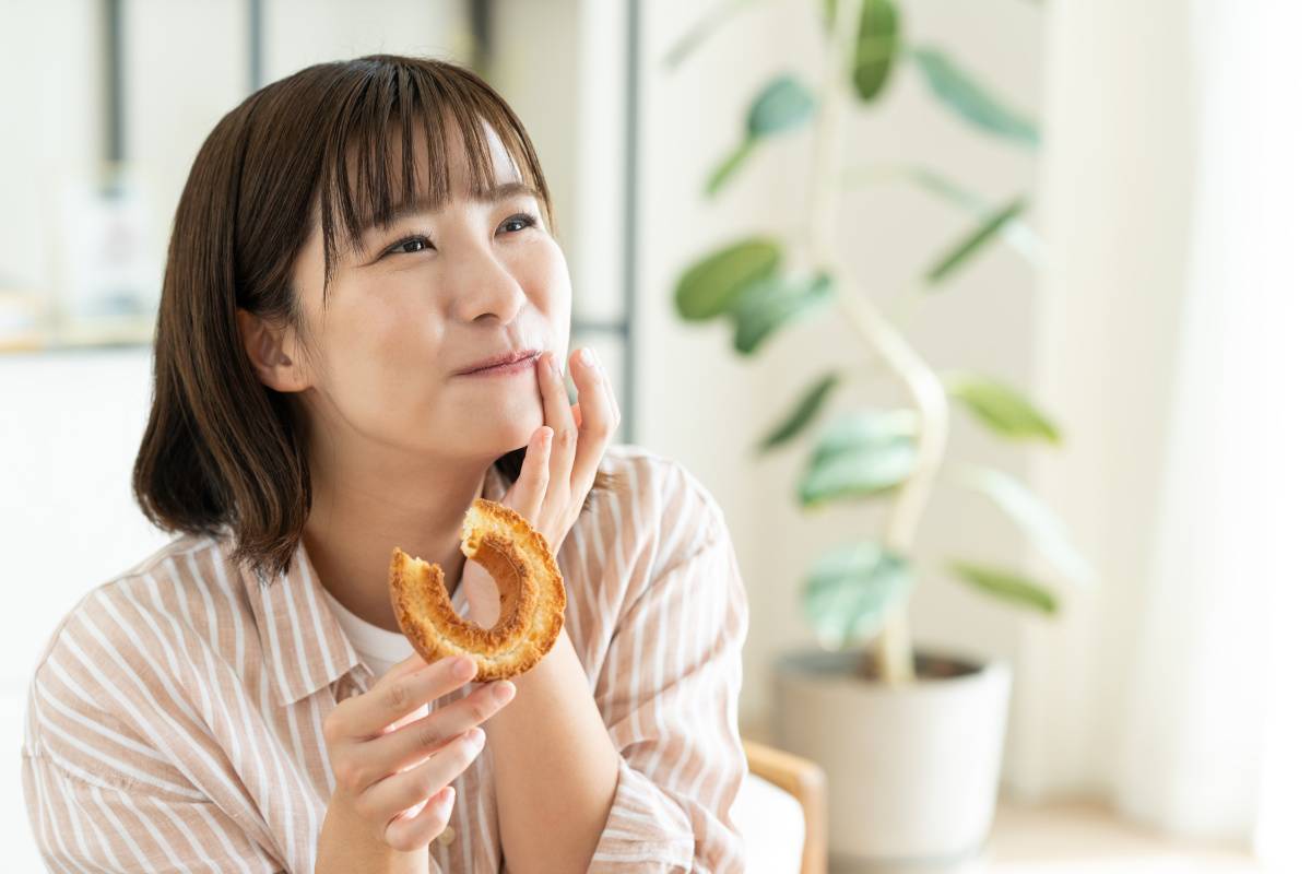 ドーナツを食べる女性