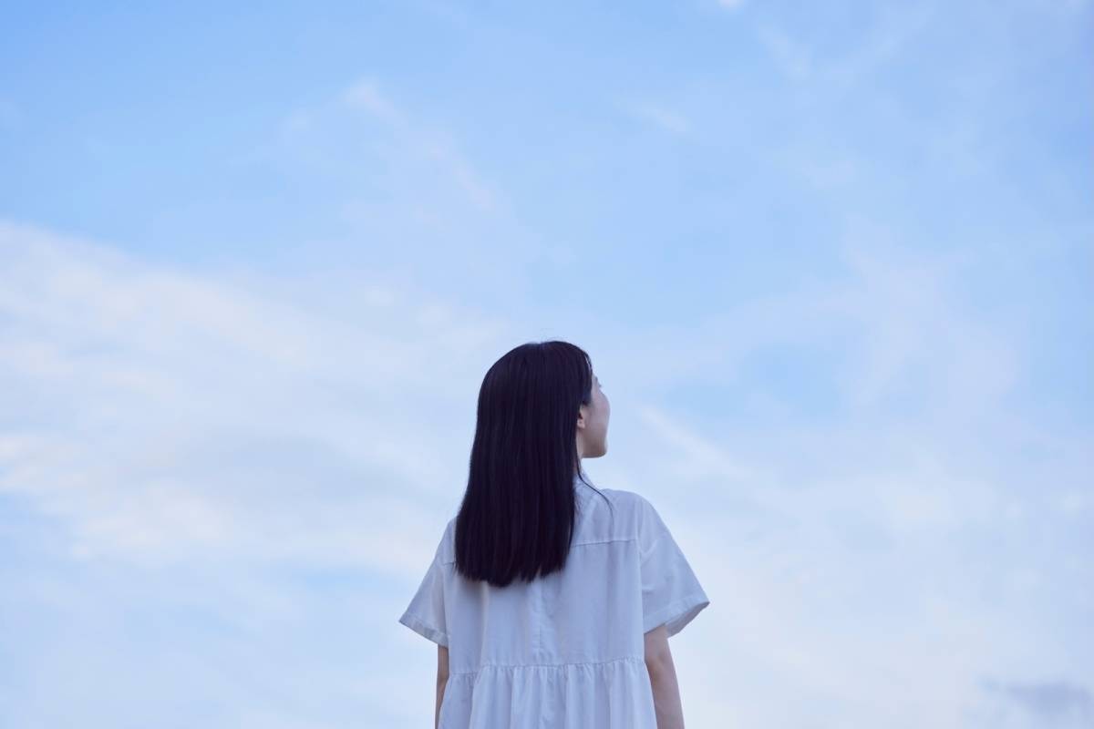 空を眺める人