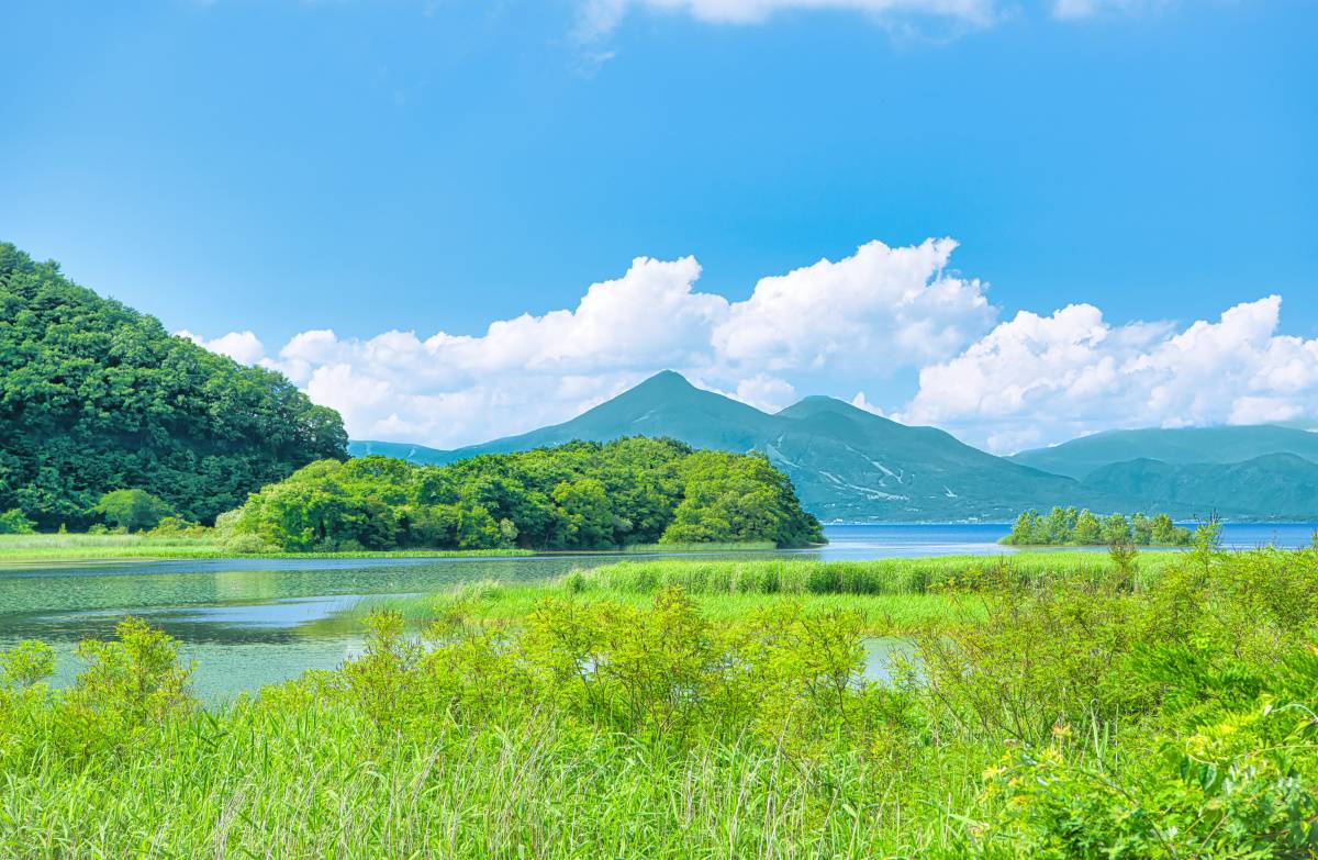 福島県郡山市　鬼沼から見る磐梯山と猪苗代湖