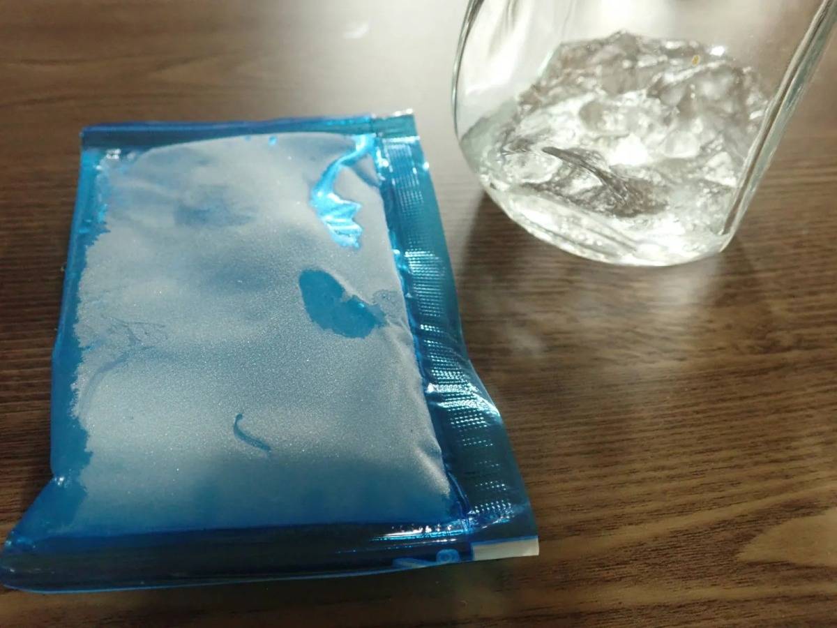 DAISO(ダイソー)：消臭剤入 切って使える保冷剤(50g×6個)