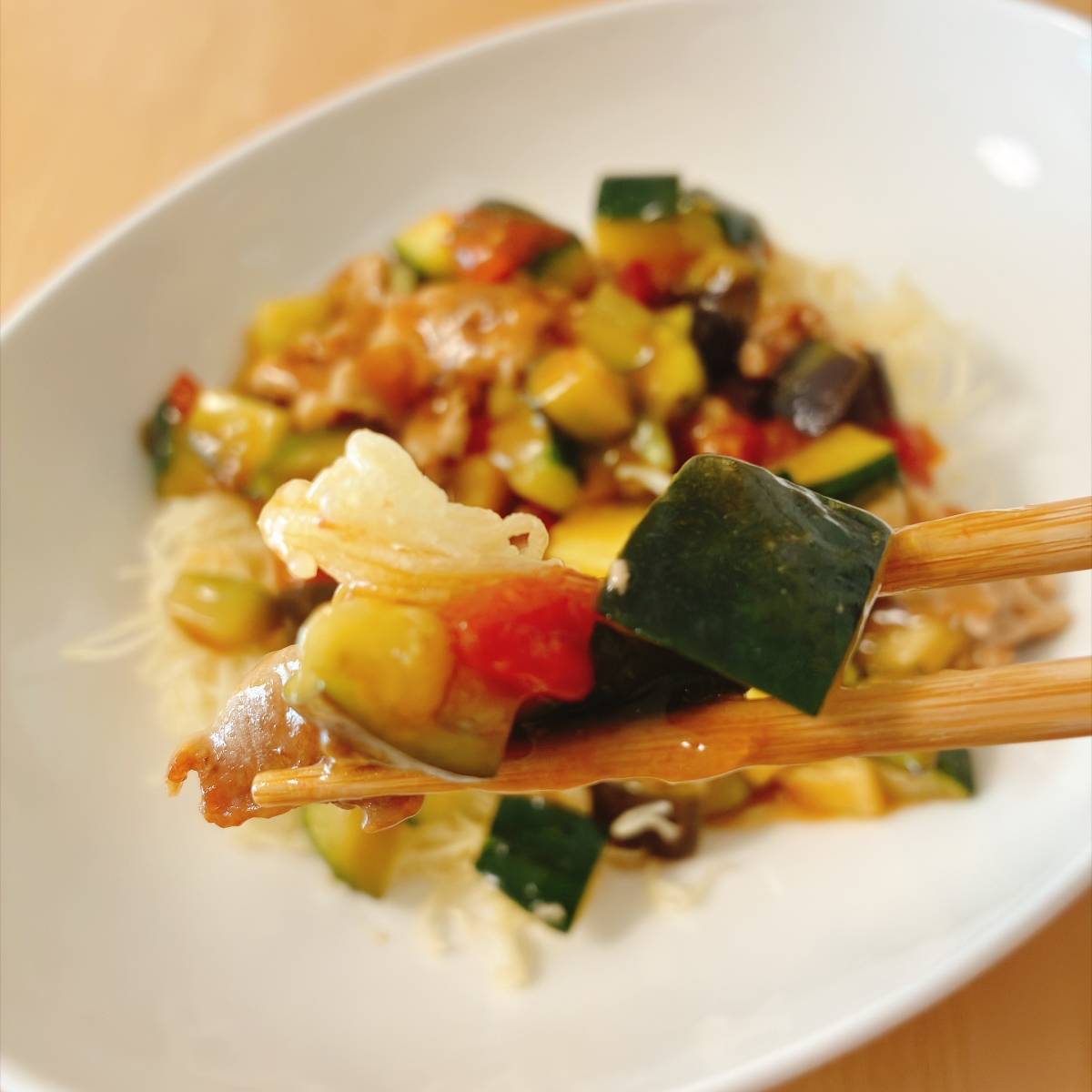 ヤマキ公式の「夏野菜と豚肉のあんかけ揚げそうめん」のレシピ