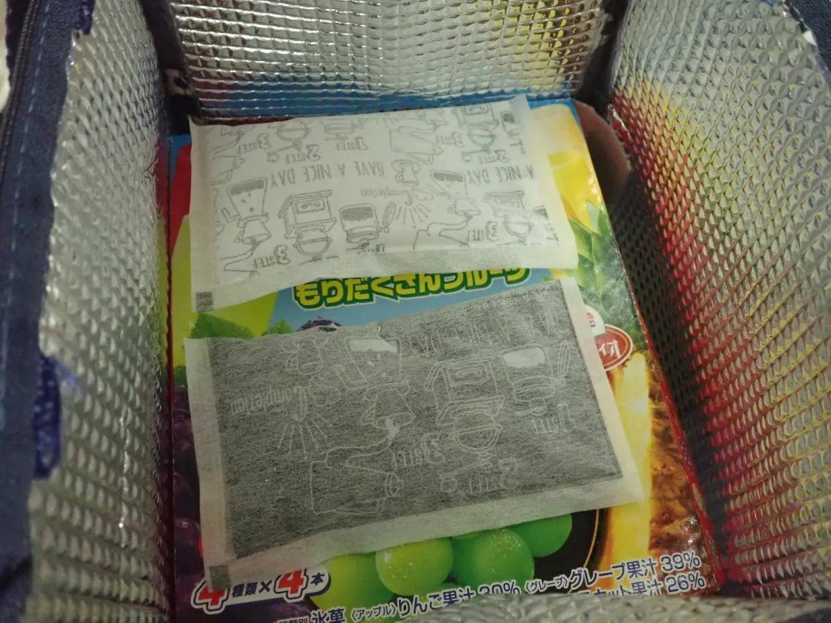 DAISO(ダイソー):保冷剤表面の結露を吸収する保冷剤(カフェ柄、70g×2)