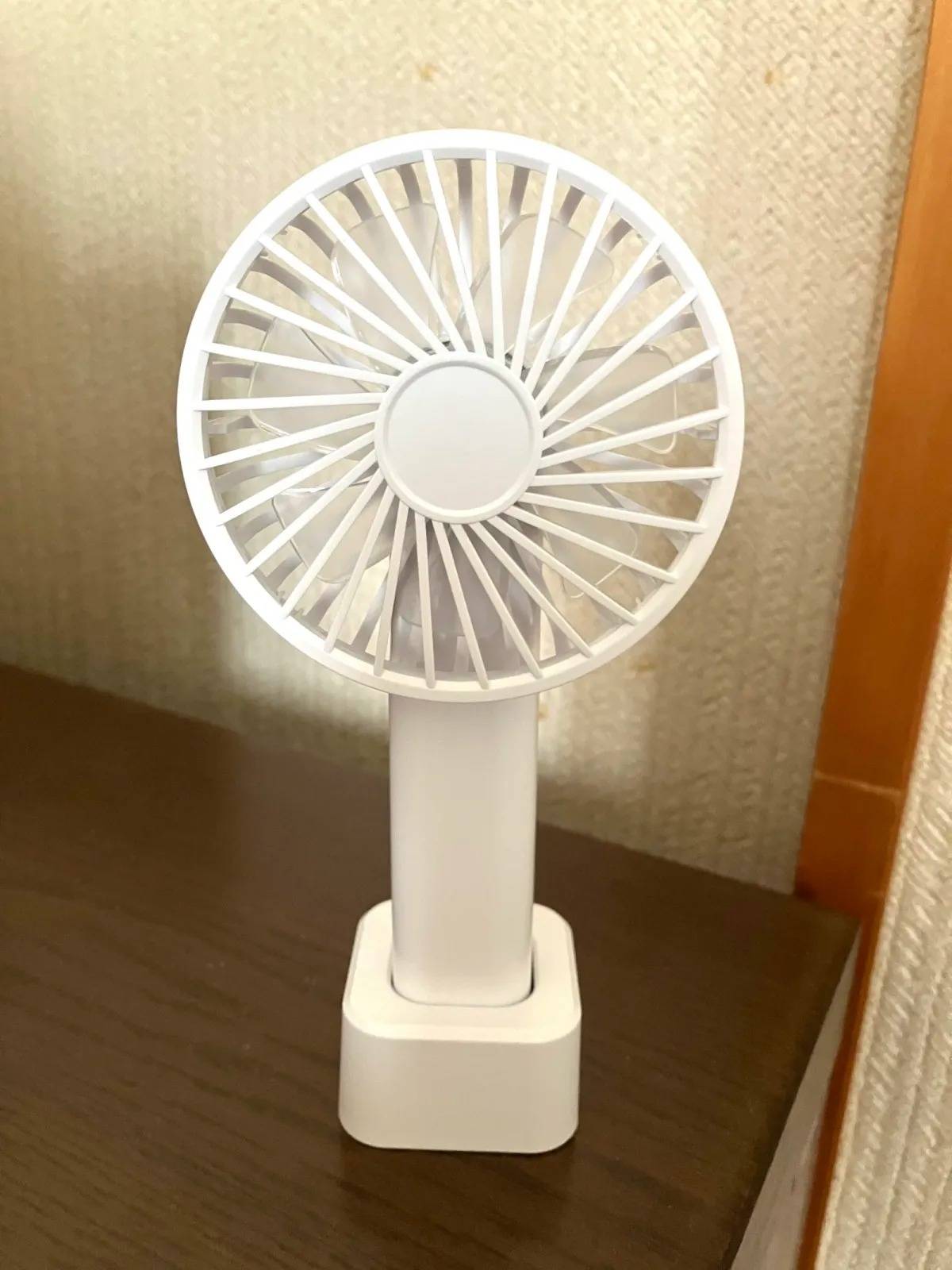 DAISO(ダイソー):ハンディファン(角度調整可能、スタンド付)