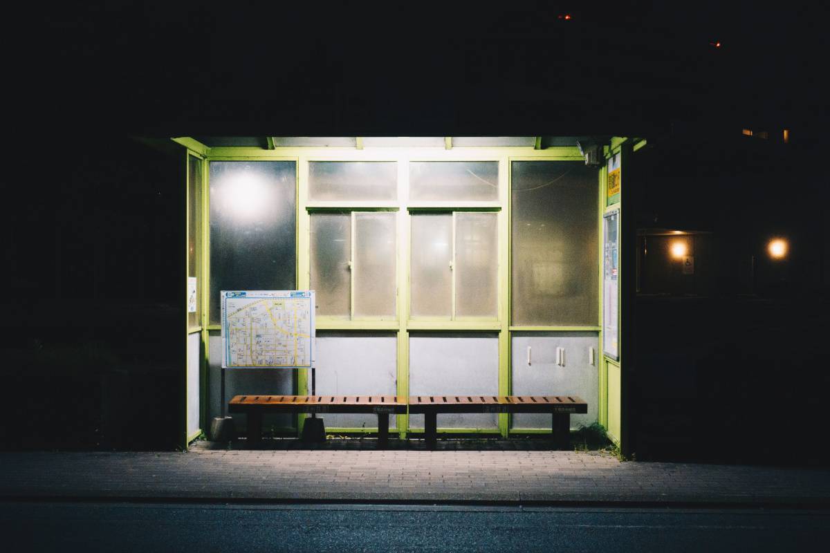 夜のバス停