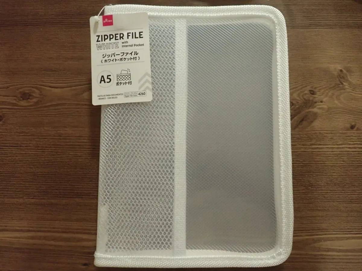 DAISO(ダイソー)：A5ジッパーファイル(ホワイト、ポケット付)
