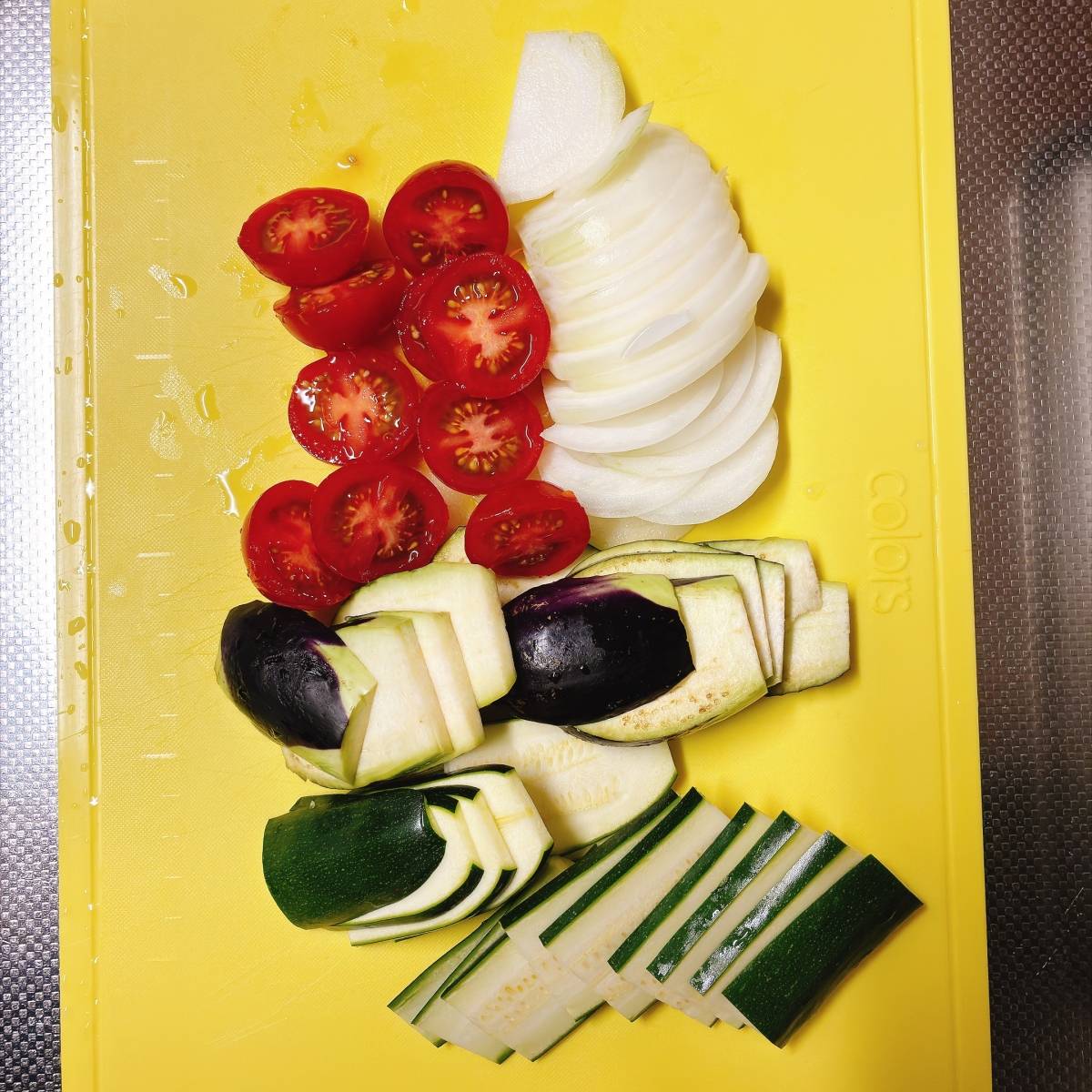 ヤマキ公式の「豚肉と夏野菜の重ね蒸し」のレシピ