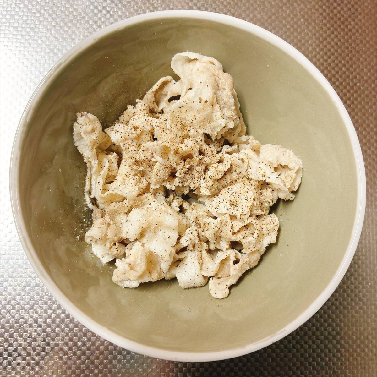 JAグループ公式の「豚肉ときのこのエスニック炒め」のレシピ