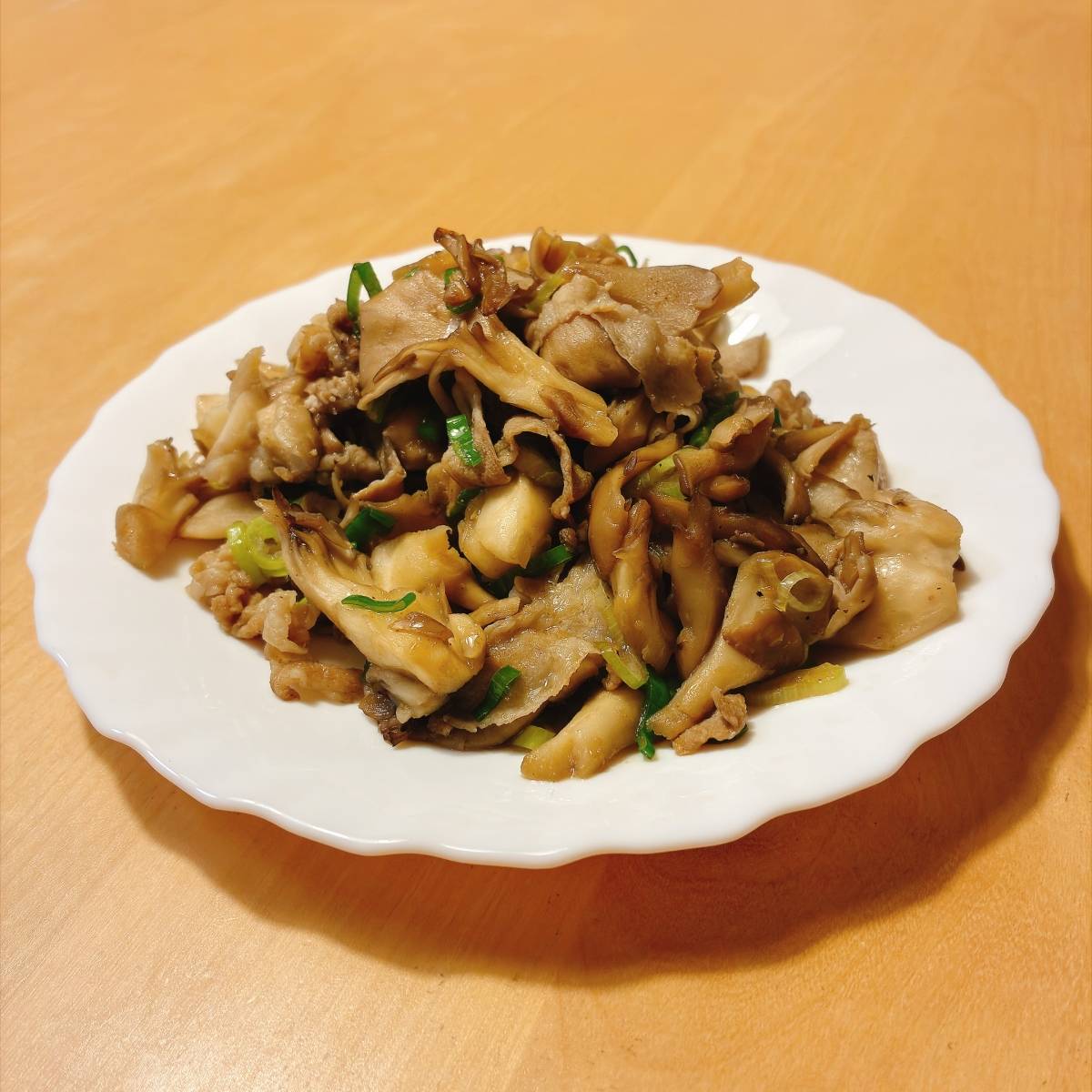 JAグループ公式の「豚肉ときのこのエスニック炒め」のレシピ