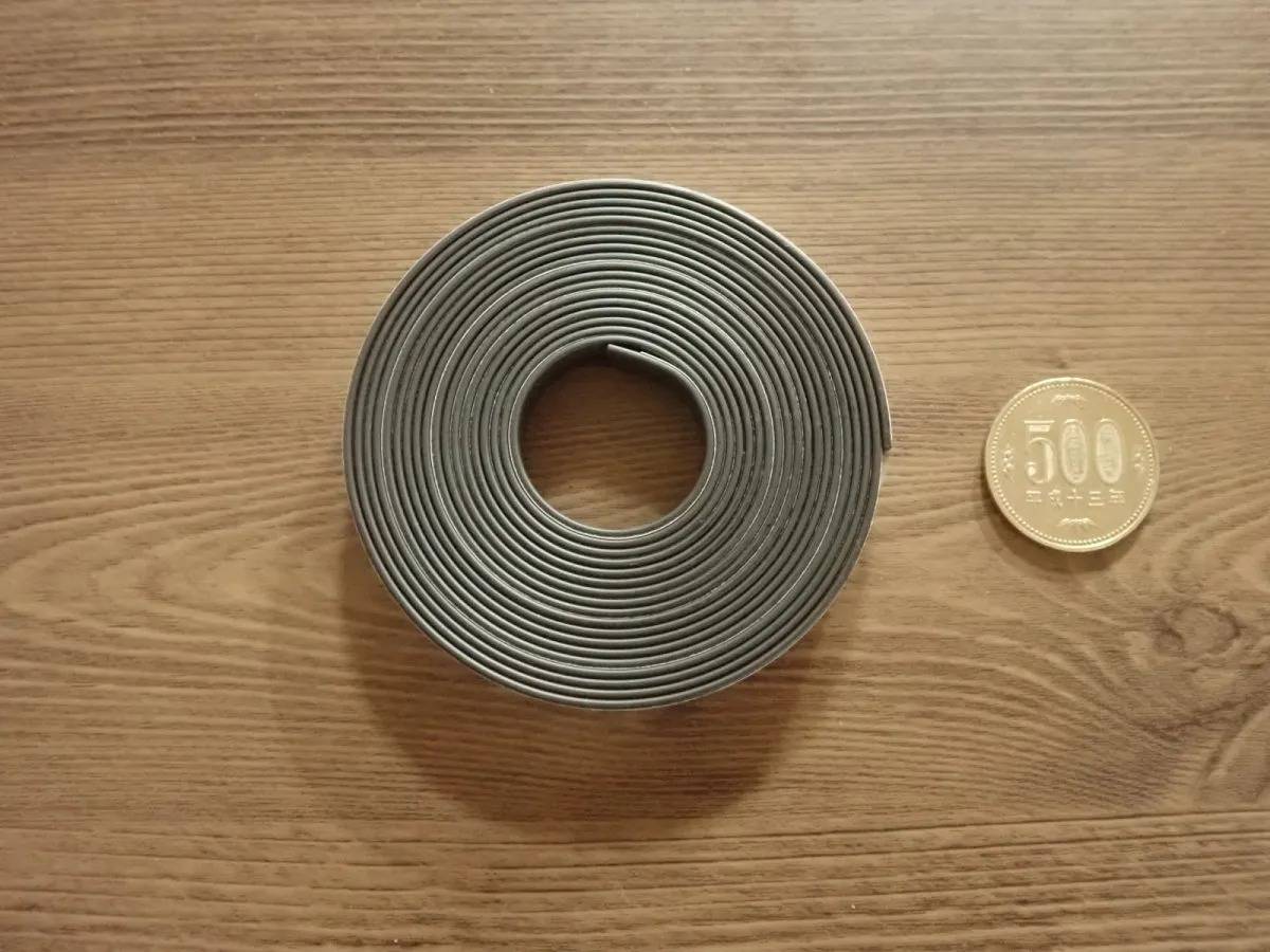 DAISO(ダイソー)：マグネットテープ(幅10mm×長さ3m、片面粘着タイプ)