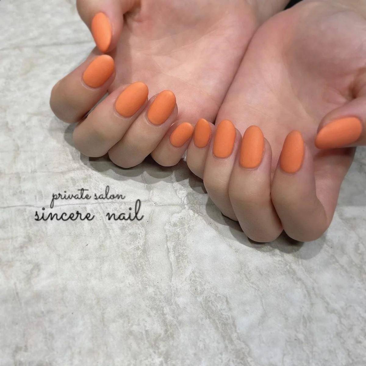 ヘルシーに魅せるマットオレンジネイル
