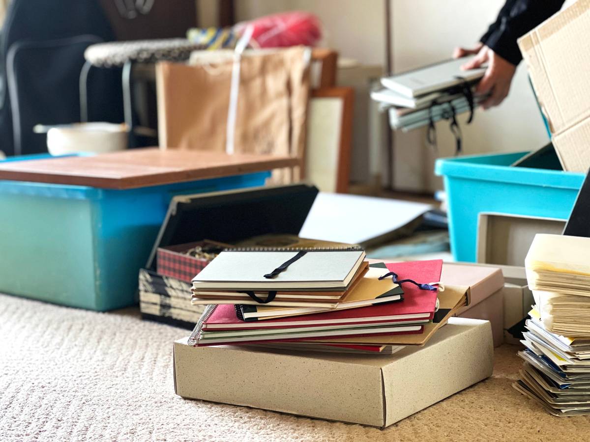 北西　出世運　下がる　乱雑に置かれた書類