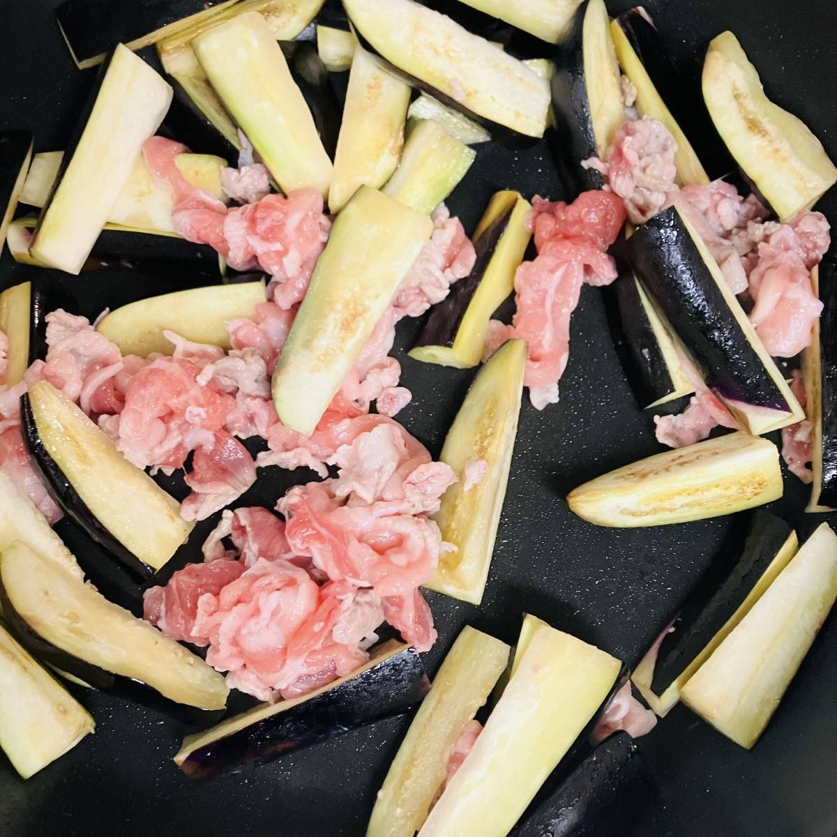 JAグループ公式の「おつまみ！ナスと豚肉と玉ねぎのガリバター醤油炒め」のレシピ