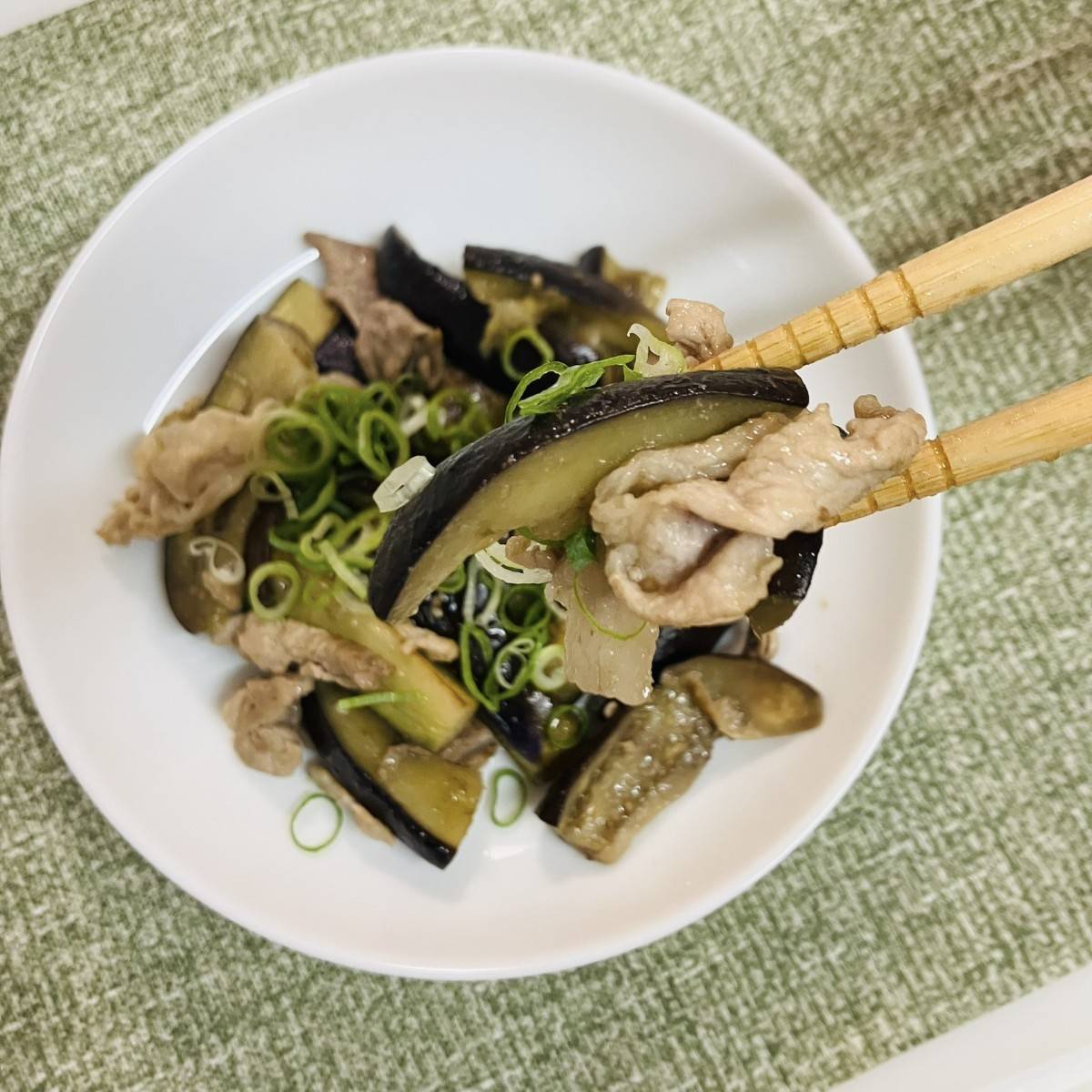 JAグループ公式の「おつまみ！ナスと豚肉と玉ねぎのガリバター醤油炒め」のレシピ