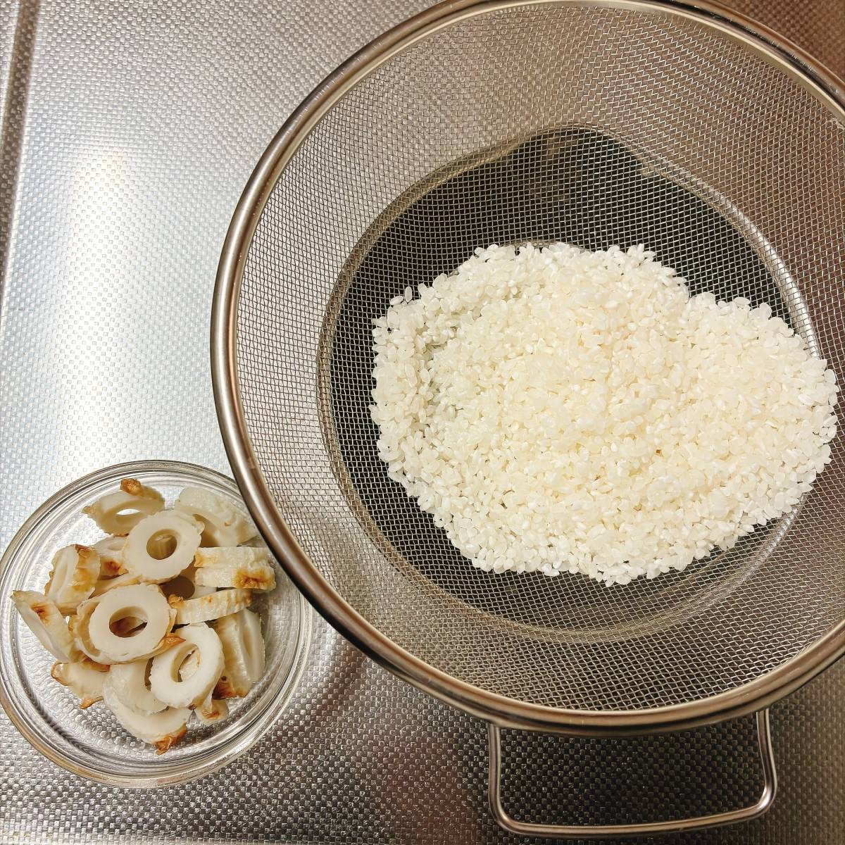 紀文公式の「焼ちくわダシときのこの炊き込みご飯」のレシピ