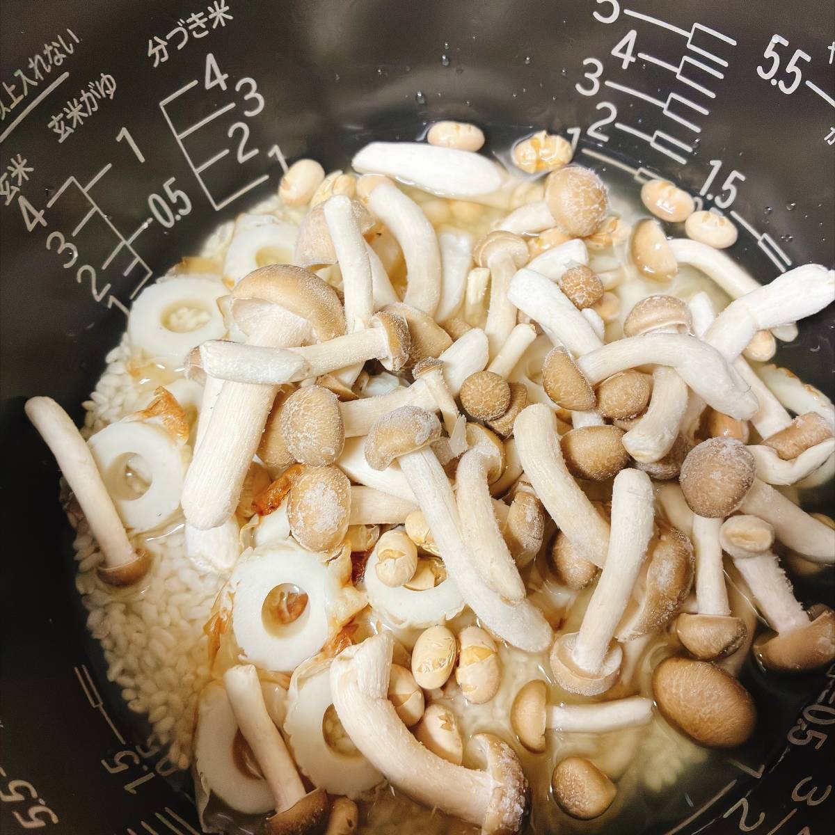 紀文公式の「焼ちくわダシときのこの炊き込みご飯」のレシピ