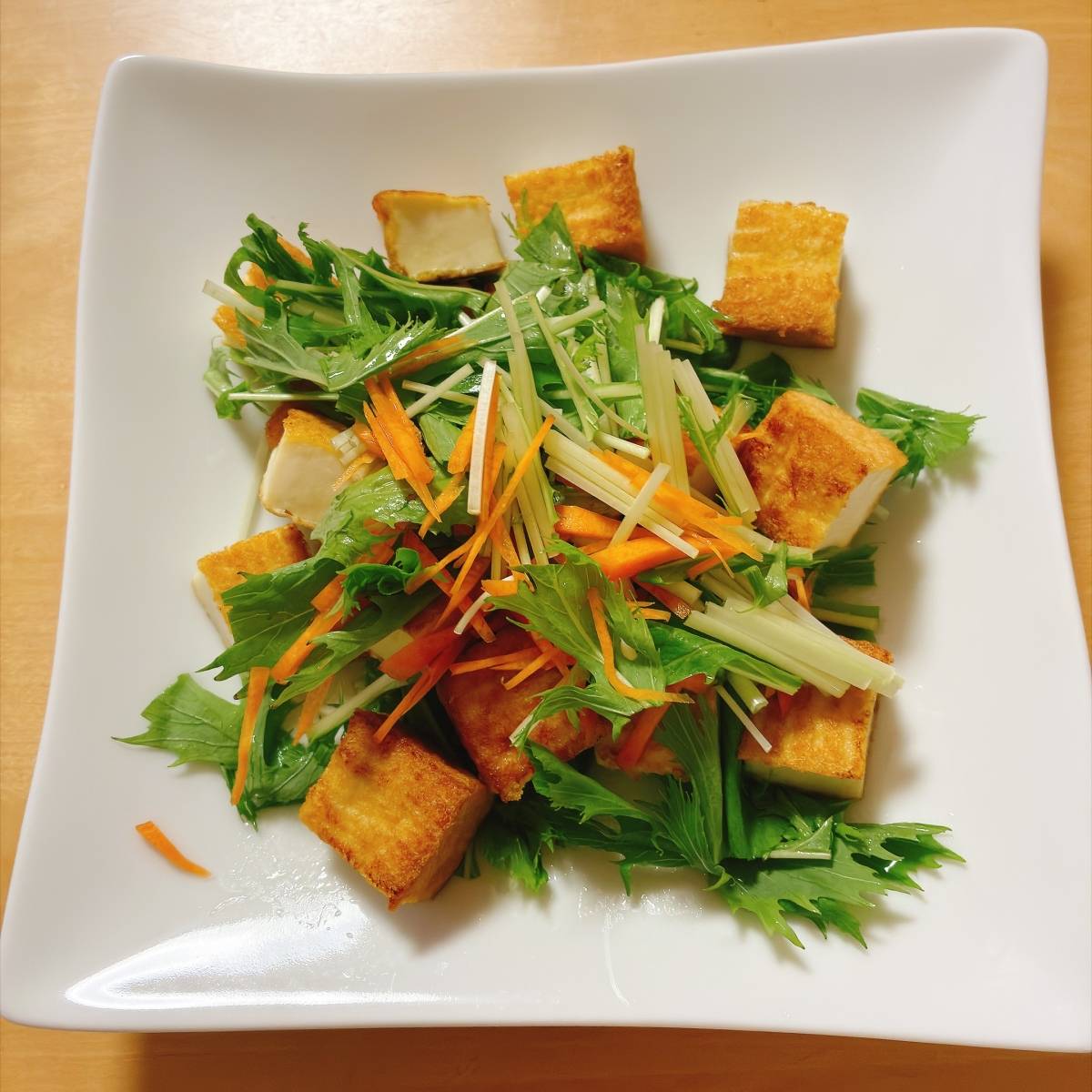 くらこん公式の「つぶ塩こんぶで厚揚げと秋野菜のナッツサラダ」のレシピ