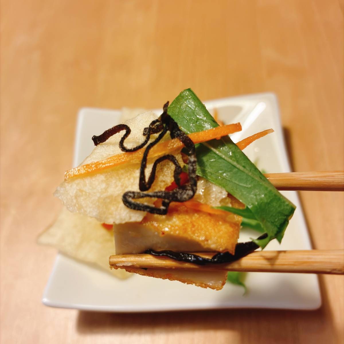 くらこん公式の「つぶ塩こんぶで厚揚げと秋野菜のナッツサラダ」のレシピ