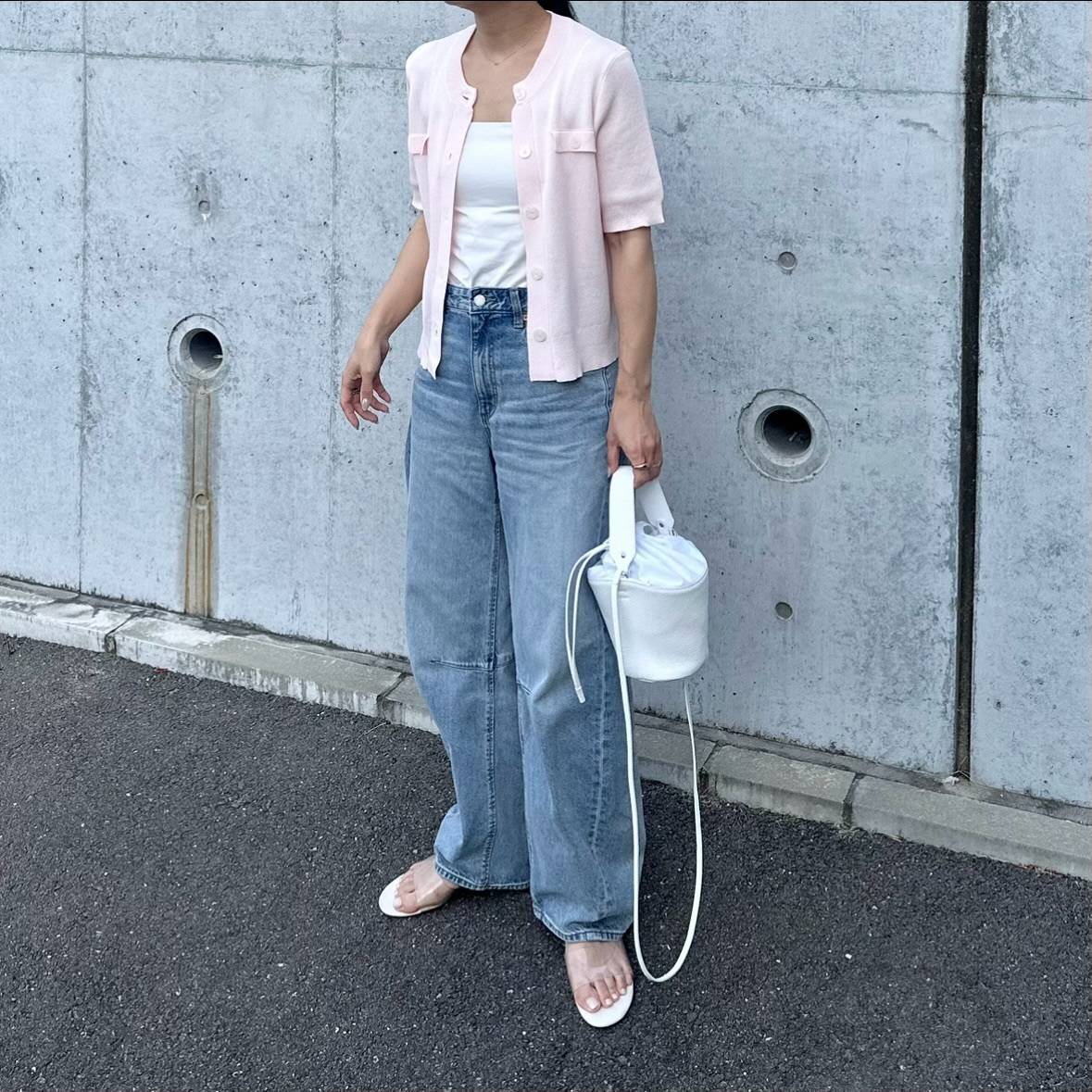 ピンクの半袖カーディガン×デニムパンツ