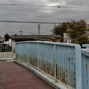 【ゾッとする怖い話】古い歩道橋の階段に、子どもの頃からずっといたもの