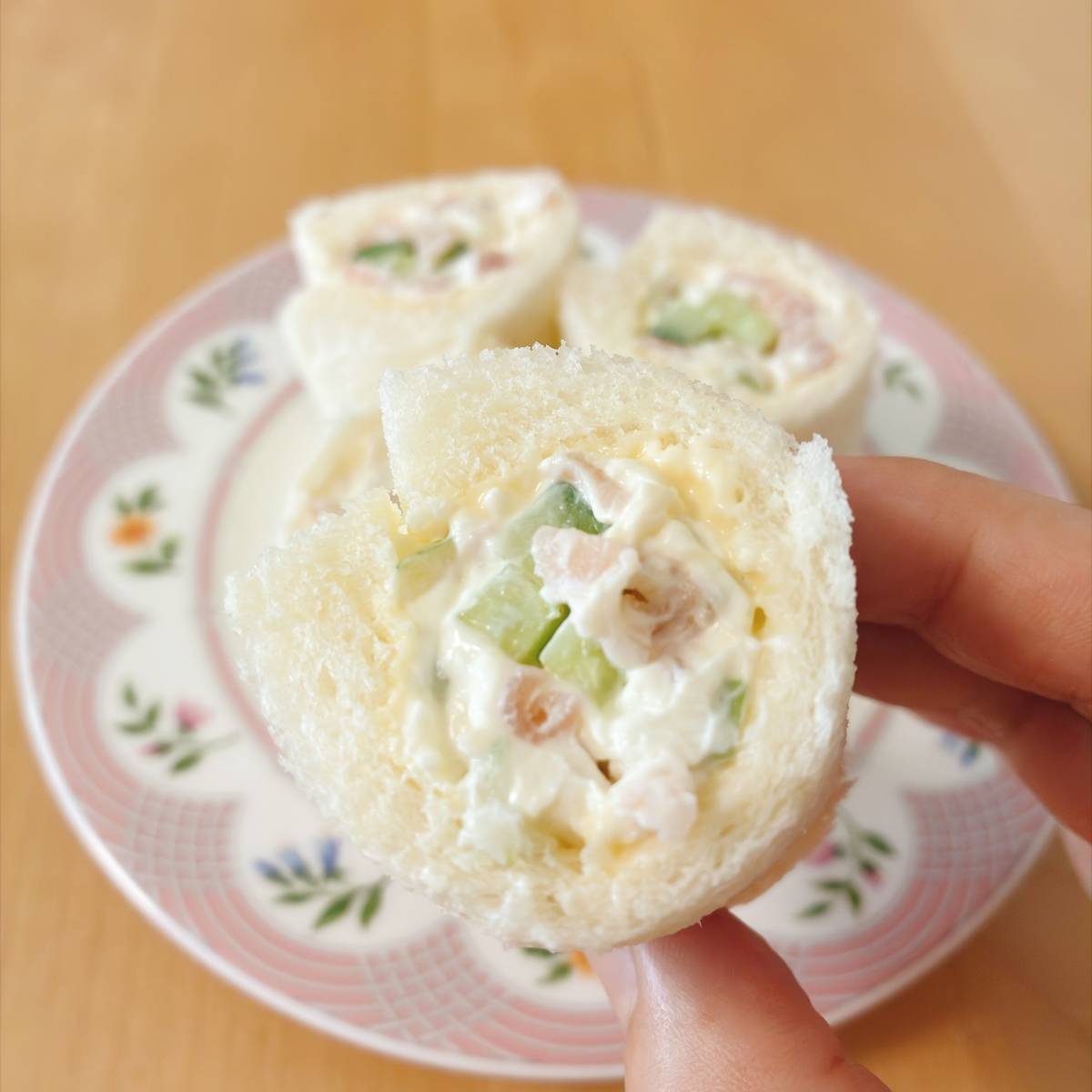パスコ公式の「スモークサーモンとアスパラのラップサンド」のレシピ