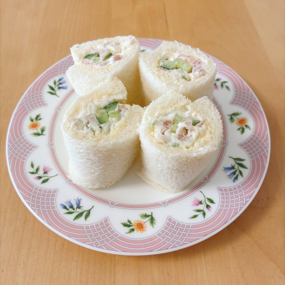 パスコ公式の「スモークサーモンとアスパラのラップサンド」のレシピ